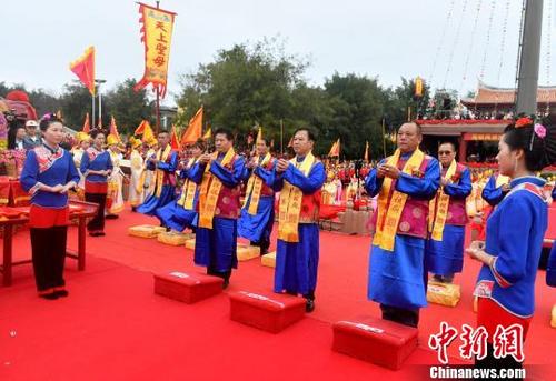 中国侨网图为海祭妈祖典礼举行祭拜仪式。　吕明　摄