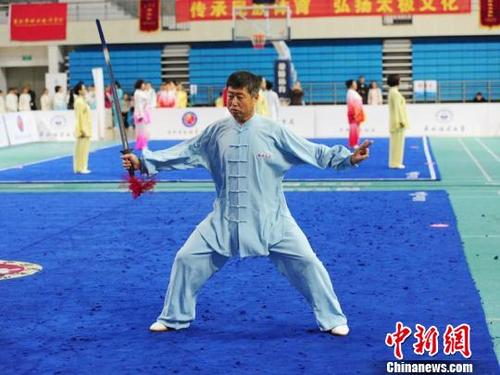 中国侨网选手正在进行太极剑表演　刘栋　摄