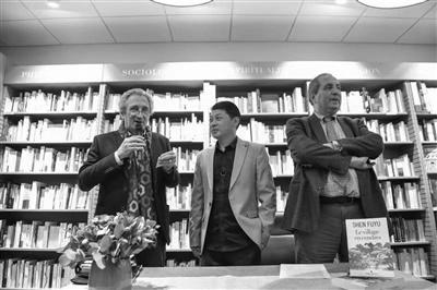 中国侨网杰拉德·德·科尔唐兹、申赋渔、本书策划费利克斯·托雷斯（从左至右）在新书发布会上。