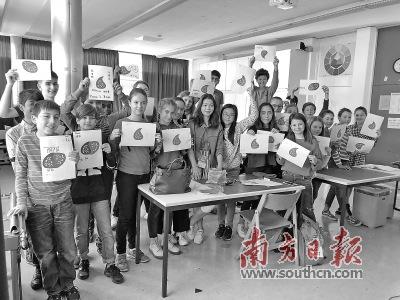 中国侨网德国迪尔曼中学的学生展示着自己的剪纸作品。受访者供图