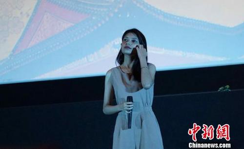 中国侨网因参加《中国新歌声》等选秀节目在中国走红的马来西亚歌手李佩玲在推介仪式上献唱。　陈悦　摄