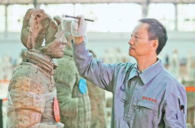 中国侨网兰德省在修复秦俑。本报记者 张丹华摄