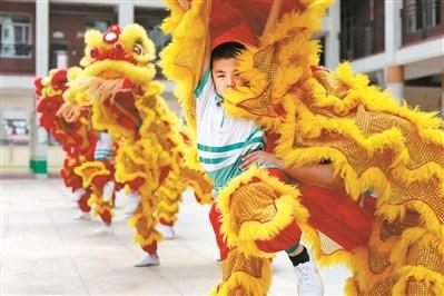 中国侨网小学生在练习醒狮。
