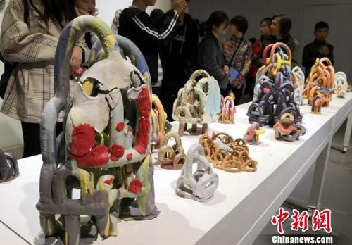 中国侨网10月25日，由美国专家和甘肃师生共同完成的80余件创意陶艺作品在兰州城市学院展出。　刘玉桃　摄