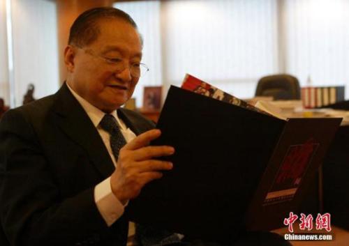 中国侨网资料图:2007年6月28日,金庸先生在香港接受中新社记者专访。中新社记者 任海霞 摄