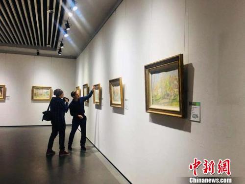 中国侨网    6日，“当代俄罗斯油画大师展”在黑龙江省开展。　刘锡菊　摄