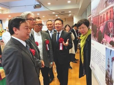 中国侨网嘉宾们在观看“八闽文化”展览。