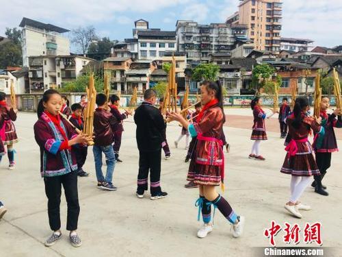 中国侨网广西三江侗族自治县古宜镇中心小学的学生表演吹芦笙。 周潇男 摄