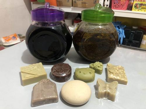 中国侨网草药手工皂近来兴起,姚婷婷研制了多种草药手工皂,如桑叶苦楝皂、紫草对面叶皂、辣木皂、酪梨苦楝皂、中药发皂、十白子羊奶皂及佛手柑皂。(马来西亚《星洲日报》)