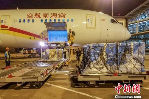 中国侨网图为文物被运送到上海。　张媛　摄