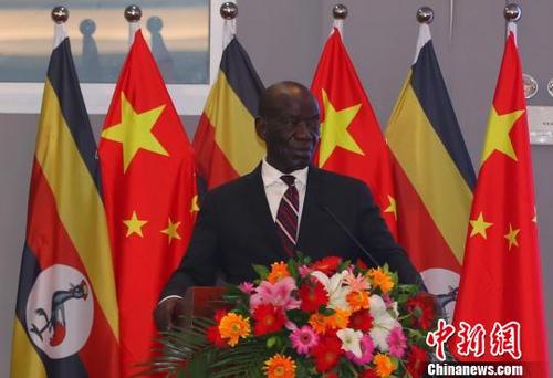 中国侨网16日下午，乌干达副总统爱德华·塞坎迪来到位于武汉的江汉大学并发表演讲　张畅　摄