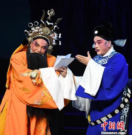 中国侨网剧中陈江锋(右)饰演蒋洲,黄光荣(左)饰演王直。 记者刘可耕 摄