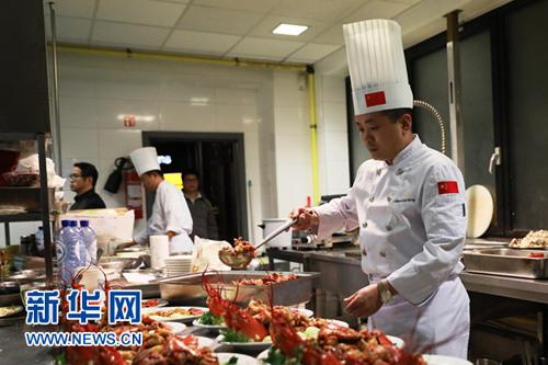 中国侨网“中餐繁荣团”成员、中国鲁菜烹饪大师、山东大厦行政副总厨朱淼在制作经典鲁菜。 新华社记者潘革平 摄