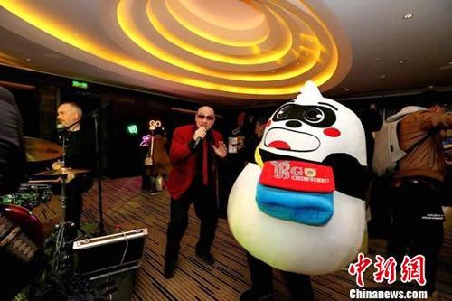 中国侨网GoChengdu网站代表卡通形象“够胖”亮相现场。　钟欣　摄