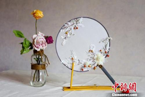中国侨网《当刺绣遇上干花》不仅是这件刺绣作品的名字，也是刘瑶对传统刺绣技艺的一种创新尝试。　高展　摄