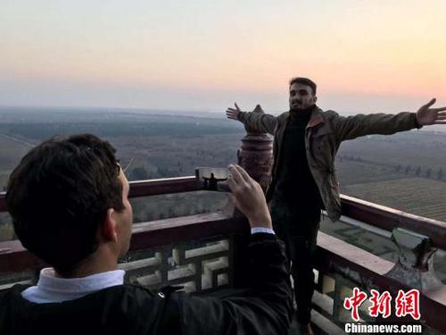 中国侨网外国留学生与黄河合影。 胡健 摄