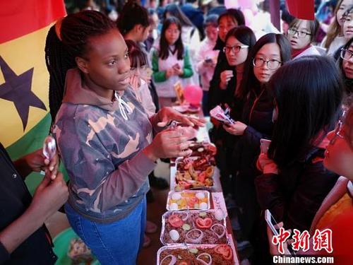 中国侨网留学生为中国学生做起了美食。　唐小晴　摄