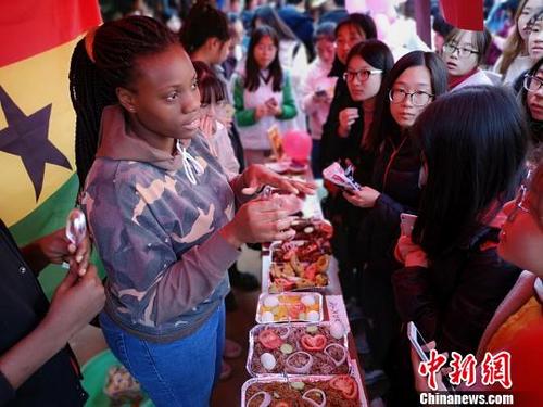 中国侨网留学生为中国学生做起了美食。 唐小晴 摄