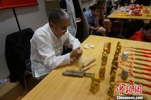 中国侨网非遗传承人展示技艺。 张丝雨 摄