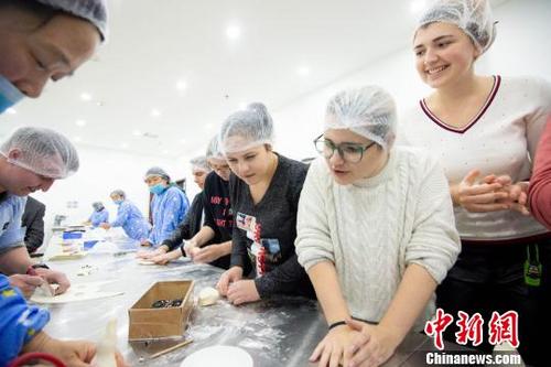 中国侨网海外留学生在山东文登体验制作花饽饽。　文新　摄