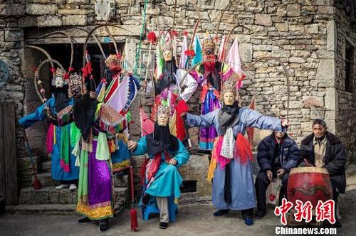 中国侨网图为地戏表演。 钟欣 摄