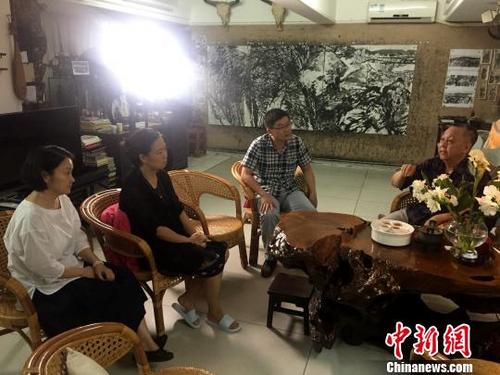 中国侨网林墉向后辈讲述自己的创作历程。 李凌 摄