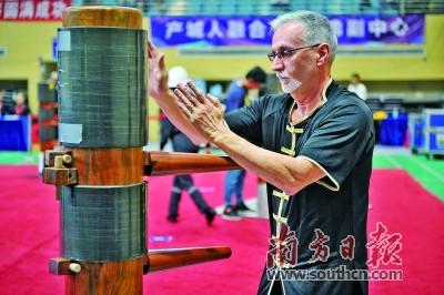 中国侨网本届咏春拳大赛中,选手在比赛现场参与木人桩项目环节。 南方日报记者 戴嘉信 摄
