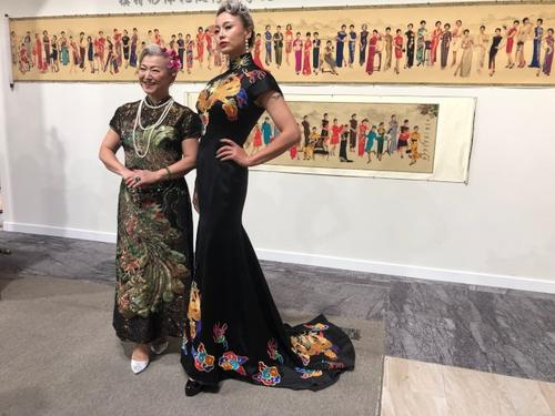 中国侨网不同年龄层的女性展示不同风格的旗袍之美。(美国《世界日报》/张宏 摄)