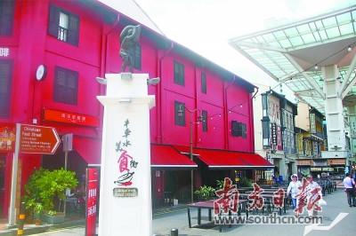 中国侨网在新加坡唐人街,有一条汇聚了各国美食的美食街。杨立轩 摄