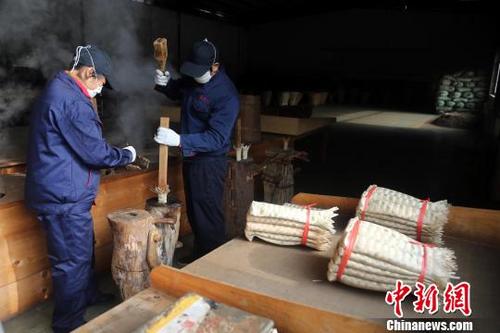 中国侨网图为工人正在制茶。　王磊　摄