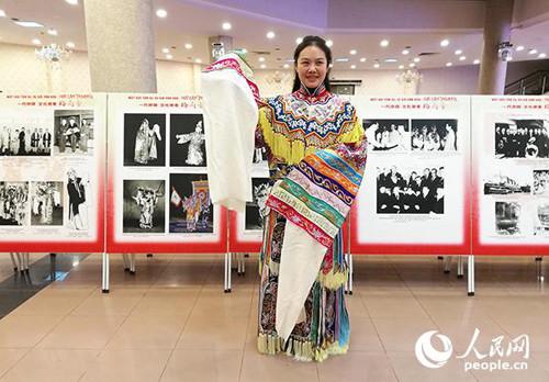 中国侨网中国戏剧研究专家向越南观众展示梅兰芳演出《天女散花》时用的演出服复制品。