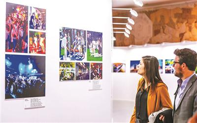 中国侨网图说:此次展览的500余幅照片展现改革开放40年给北京带来的巨大变化。 摄影/武亦彬