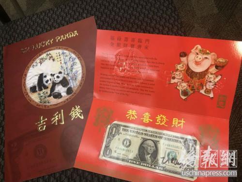 中国侨网熊猫吉利钱(左)及猪年生肖吉利钱。(图片来源:美国侨报记者 徐一凡 摄)