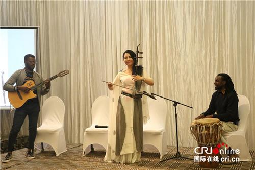 中国侨网中国国家一级演员、二胡表演艺术家马晓辉与津巴布韦当地音乐家合作演出。