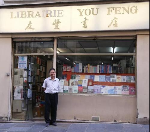 中国侨网潘立辉在永丰书店。(“欧时大参”微信公众号 潘越平 摄)