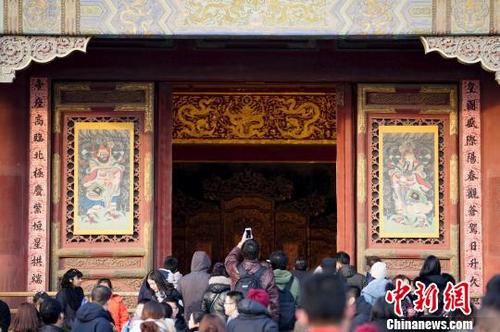 中国侨网乾清宫门口已经贴上门神　杜洋　摄