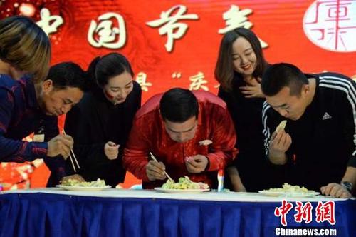 中国侨网吃饺子比赛。　索善武　摄
