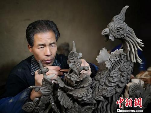 中国侨网55岁的刘泉是甘肃平凉脊兽制作的传承人，家中祖辈4代人都从事脊兽制作，“手手相传”已经有200余年的历史。　魏建军　摄