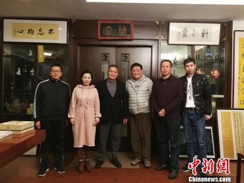中国侨网香港知名导演高满锴先生（右三）到访福清黄檗文化促进会。　陈芝宽　摄