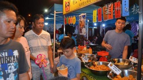 中国侨网文化街的美食档各有特色，满足各年龄层的口味。(马来西亚《星洲日报》)