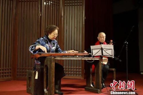中国侨网上海音乐学院教授戴晓莲（左）和日本的琴家坂田进一（右）　钟欣　摄