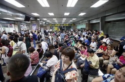 中国侨网电动火车的吉隆坡中环售票中心现场人潮拥挤，数百名民众苦等购票，有者甚至边等边吃早餐。(马来西亚《星洲日报》)
