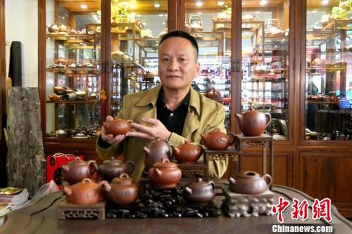 中国侨网张瑞端与他12年来创作的12生肖壶。陈启任 摄