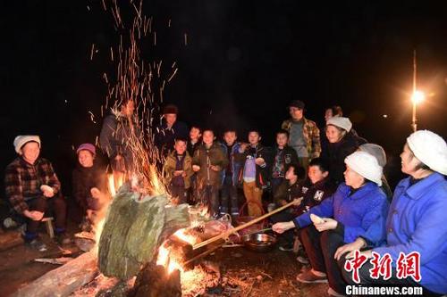 中国侨网苗族妇女和儿童在篝火前庆祝苗年。　王以照　摄