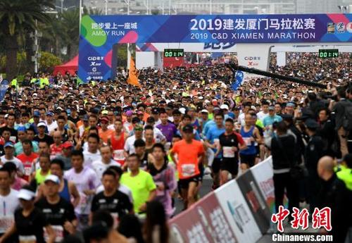 中国侨网1月6日,2019厦门马拉松赛在厦门开跑,三万多名选手参加比赛。 王东明 摄