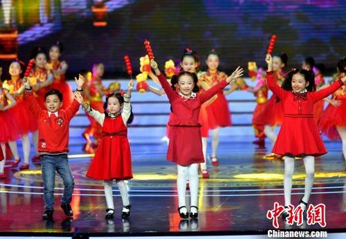 中国侨网图为开场舞表演。　吕明　摄