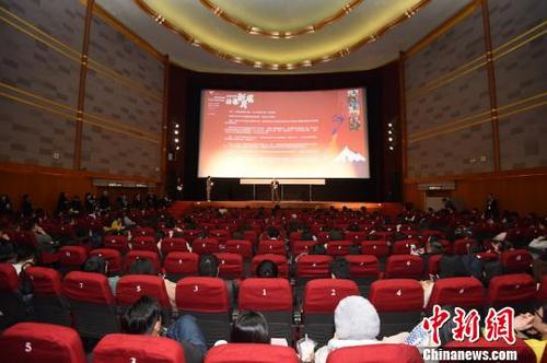 中国侨网1月11日晚，《飞翔吧！埼玉》作为此次“日本新片展”开幕影片，在上海大光明电影院举行世界首映。官方供图