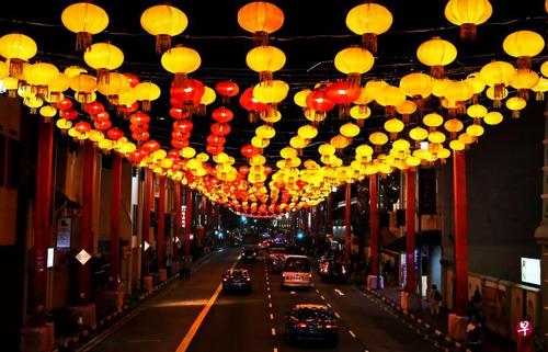 中国侨网数千个灯笼照亮了牛车水，准备迎接己亥猪年的到来。（新加坡《联合早报》/严宣融 摄）