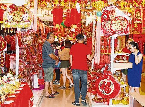 中国侨网马来西亚森美兰州一家年货专卖店，众多顾客前来选购。（马来西亚《中国报》）