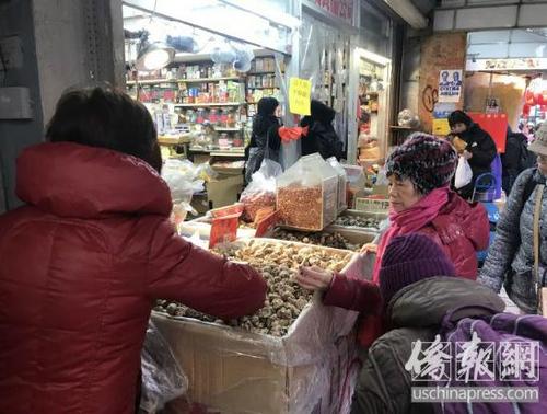 中国侨网华埠零售业新年迎来干货销售“小高峰”。（侨报实习记者华夏美徍摄）